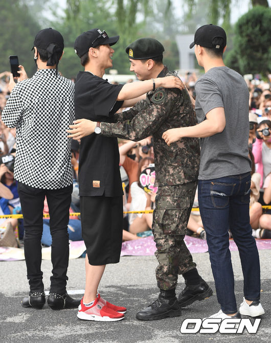 Gambar Foto Eunhyuk Terlihat Memeluk Satu Persatu Member yang datang yakni Leeteuk, Donghae, Yesung, dan Shindong