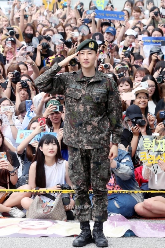 Gambar Foto Eunhyuk Masuk Wamil Oktober 2015 dan Bertugas Menjadi Anggota Band Militer