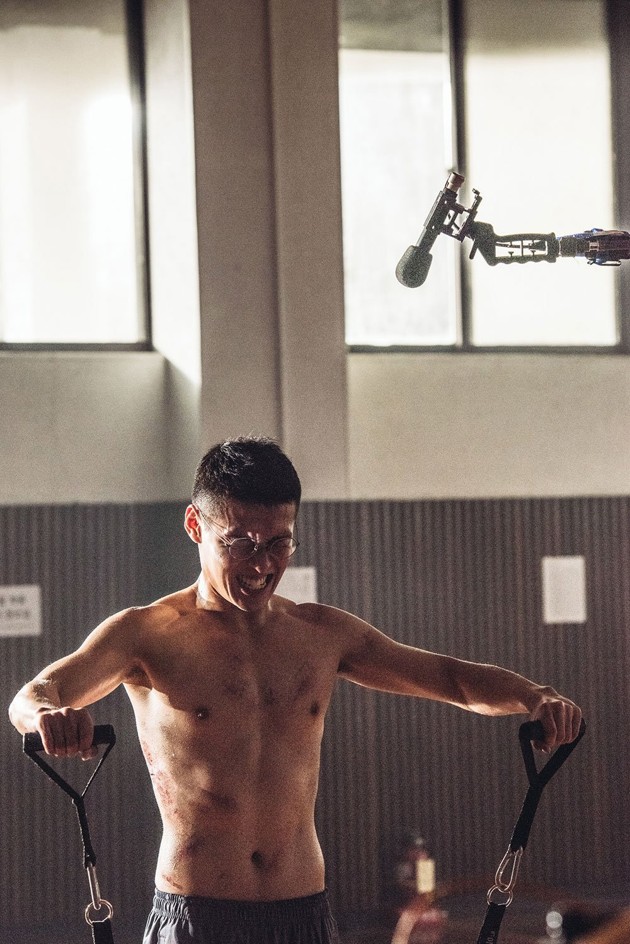 Gambar Foto Latihan fisik yang berat hingga badan memar pun dijalani oleh Kang Ha Neul.