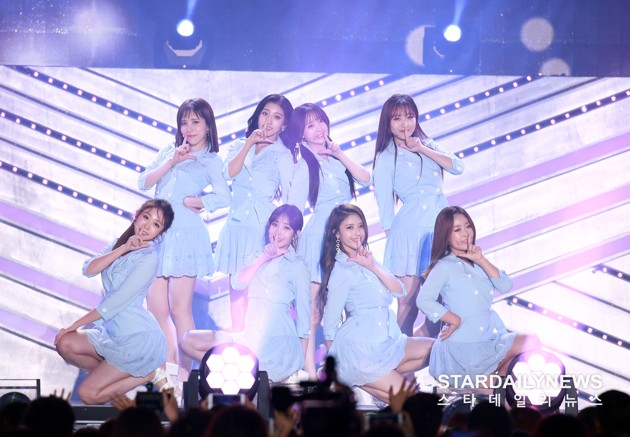 Gambar Foto Serba biru, Lovelyz tak mau kalah kompak dari grup lain saat manggung di Incheon K-Pop Concert 2017.