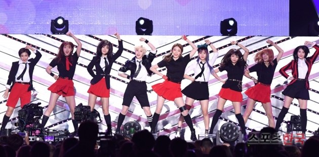 Gambar Foto DIA turut memeriahkan konser musik yang dihadiri oleh puluhan ribu penggemar K-Pop tersebut.