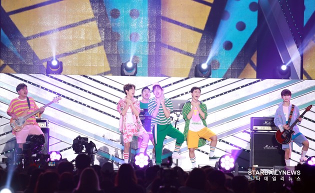 Gambar Foto Band The East Light tampil penuh warna menyanyikan lagu berjudul 'I Got You'.