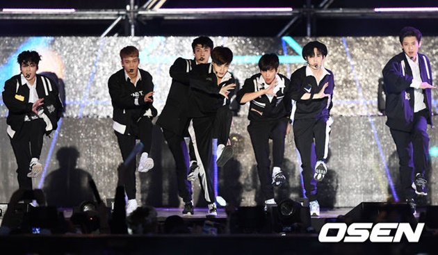 Gambar Foto EXO Tampil Ganteng Bawakan Lagu 'Power' di Asia Song Festival 2017