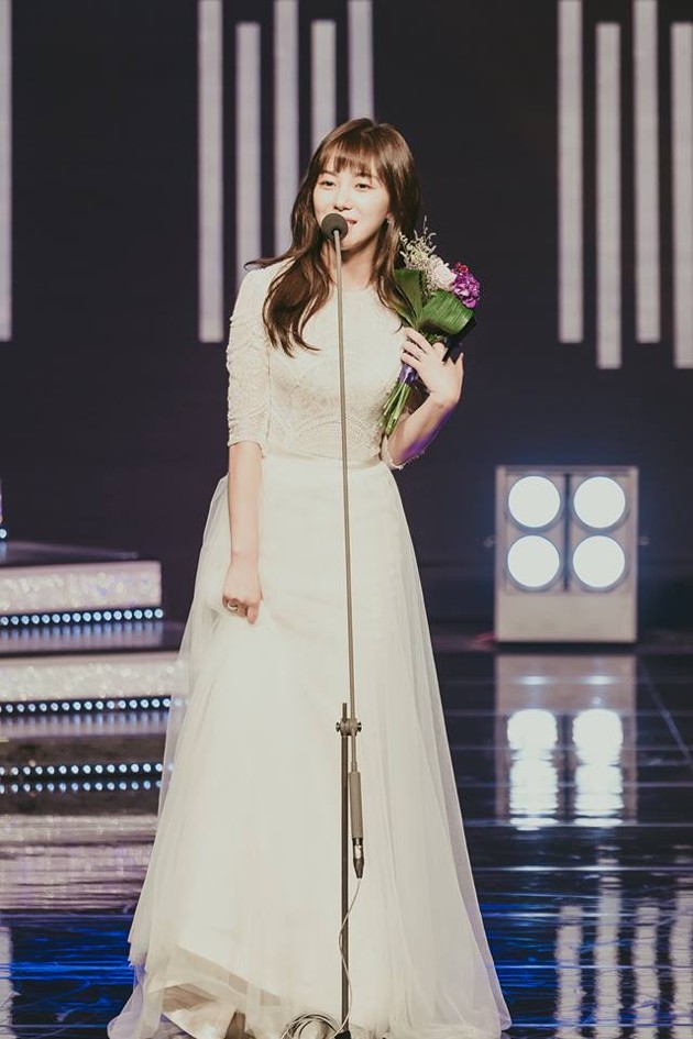 Gambar Foto Sama dengan Park Gyuri, Mina AOA juga memenangkan piala Hallyu Star Award.