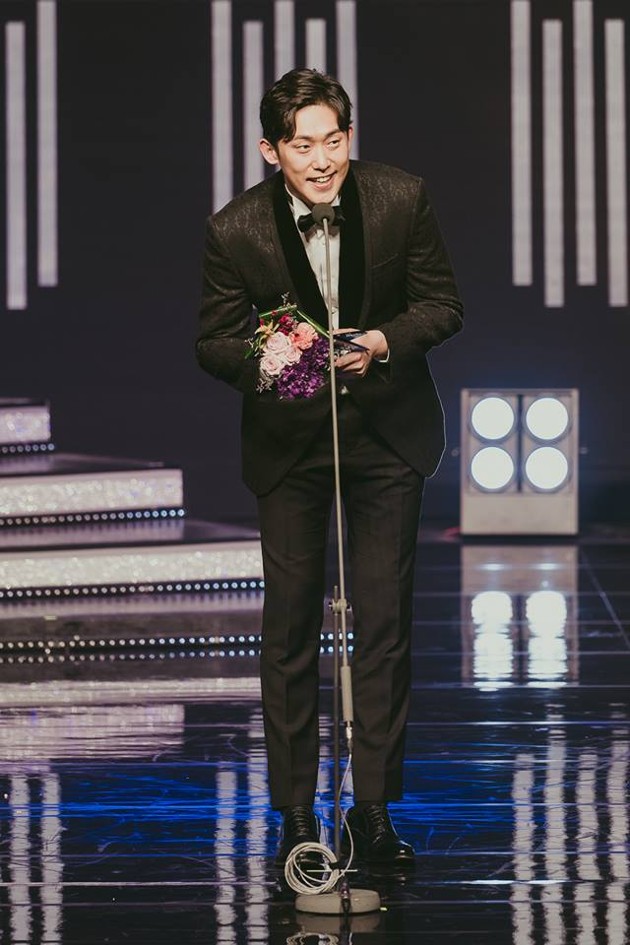 Gambar Foto Min Jin Woong terlihat begitu antusias membawa pulang piala Excellence Actors.