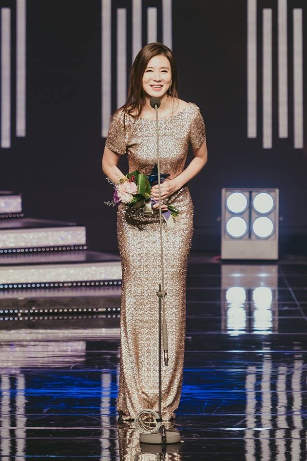 Gambar Foto Senangnya Lee Il Hwa berhasil bawa pulang piala Excellence Actresses.