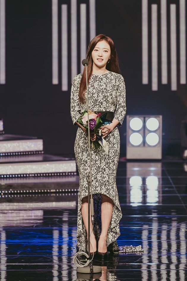 Gambar Foto Anggunnya senyum Song Ha Yoon saat berhasil meraih piala Excellence Actresses.