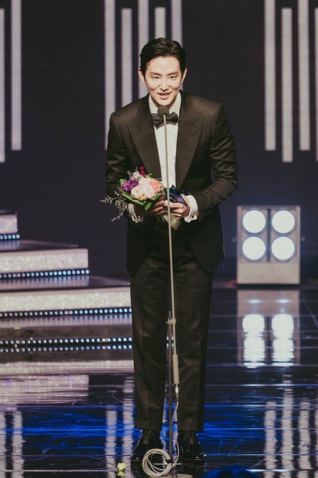 Gambar Foto Kwon Yool tersenyum ceria saat memenangkan penghargaan Top Excellence Actors.