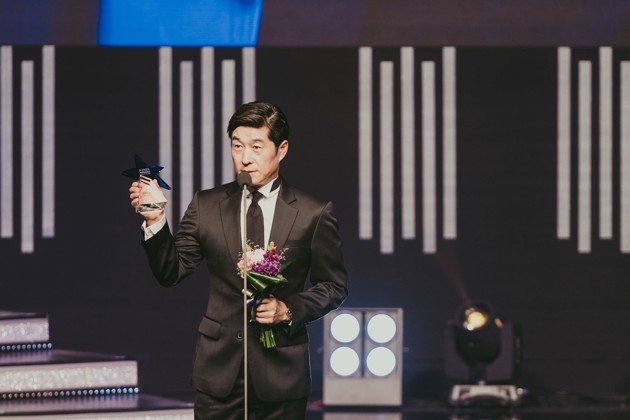 Gambar Foto Terakhir ada sosok, Kim Sang Joong yang berhasil memboyong piala Actor of the Year (Daesang).