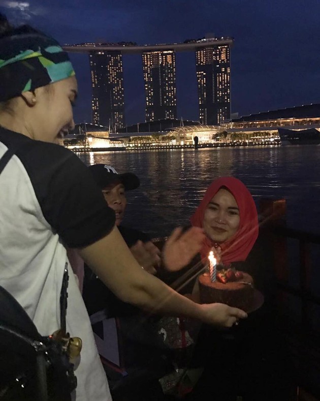 Gambar Foto Ayu juga merayakan ulang tahun sang bunda di Singapura. Wah, selamat berlibur untuk Ayu Ting Ting dan keluarga.