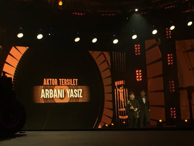 Gambar Foto Arbani Yasiz kembali meraih piala kedua. Kali ini ia menyabet kategori Aktor Tersilet di Silet Awards 2017.