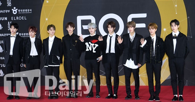 Gambar Foto Tak mau kalah, NCT 127 juga kompak berpakaian hitam di red carpet Busan One Festival 2017.