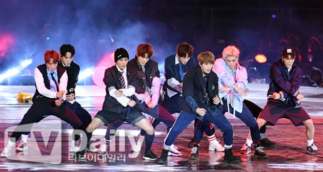 Gambar Foto NCT 127 tampil membawakan single 'Cherry Bomb' di Busan One Festival 2017.