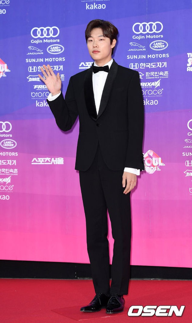 Gambar Foto Ryu Jun Yeol di Red Carpet Seoul Awards 2017