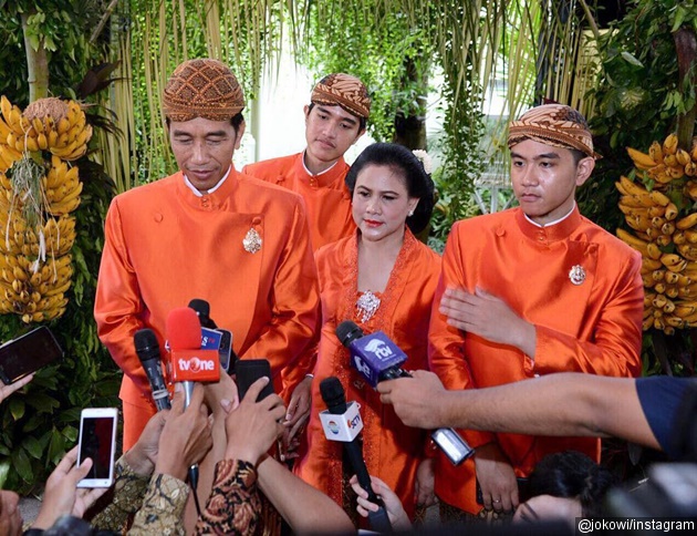 Gambar Foto Usai melangsungkan prosesi siraman, Presiden Jokowi menggelar jumpa pers.