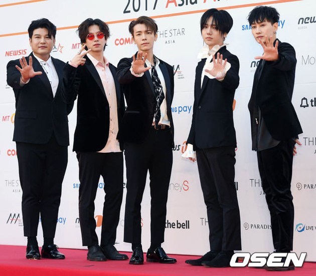Gambar Foto Super Junior di Red Carpet Asia Artist Awards 2017
