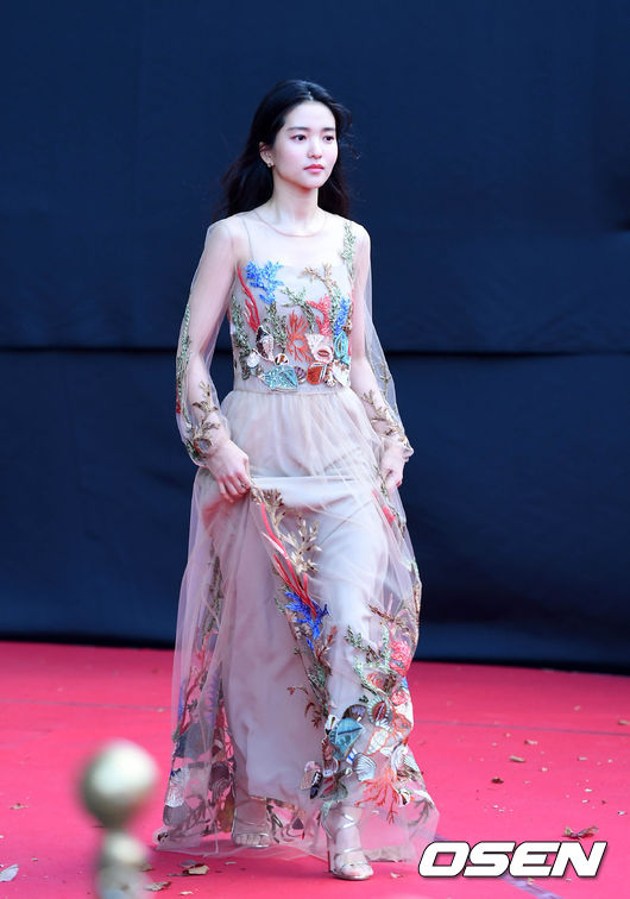 Gambar Foto Kim Tae Ri di Red Carpet Asia Artist Awards 2017