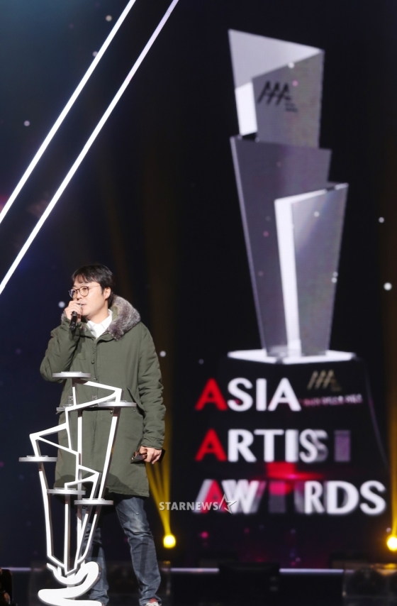 Gambar Foto Sutradara Seri 'Replay' Shin Won Ho Raih Piala Best Creator Award