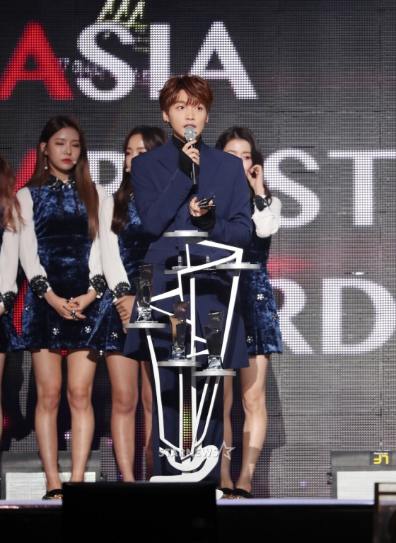 Gambar Foto Jung Sewoon Juga Raih Piala Rising Star Award Kategori Penyanyi