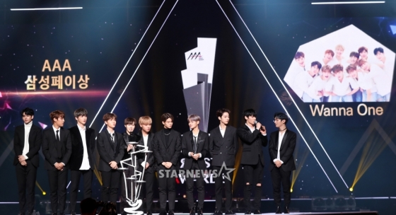 Gambar Foto Wanna One Saat Raih Piala Samsung Pay Super Rookie Award