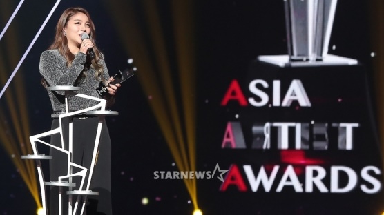 Gambar Foto Ailee Raih Piala Best OST Award