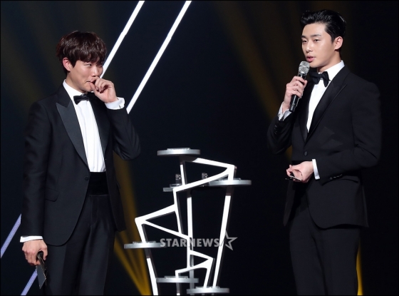 Gambar Foto Ryu Jun Yeol dan Park Seo Joon Raih Piala Best Star Kategori Aktor