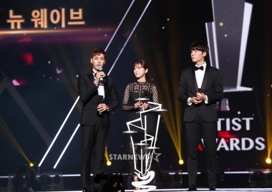 Gambar Foto Choi Tae Joon, Gong Seung Yeon dan Shin Hyun Soo Raih Piala New Wave Award