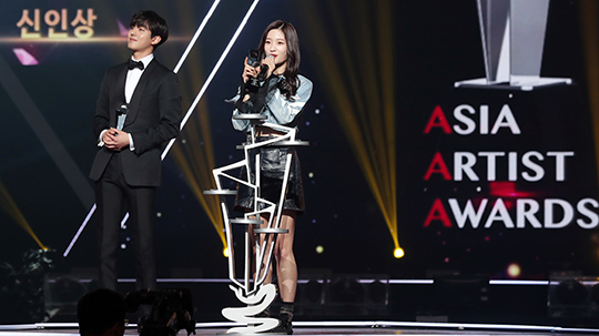 Gambar Foto Ahn Hyo Seop dan Chae Yeon DIA Raih Piala Rookie Award Kategori Aktor