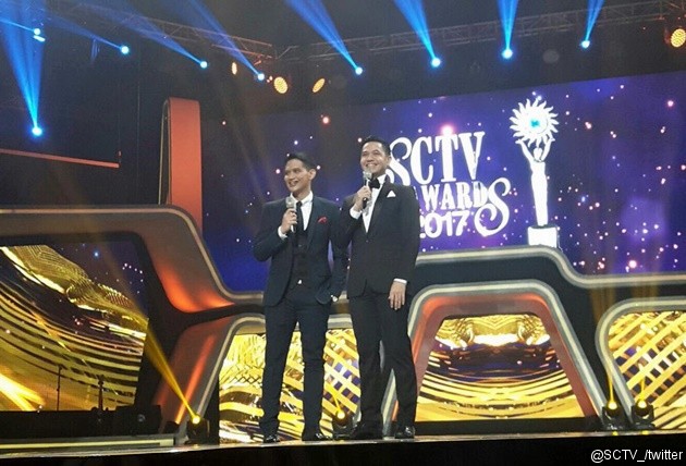 Gambar Foto Rezky Aditya dan Dude Harlino saling adu ganteng dalam SCTV Awards. Siapa lebih ganteng?