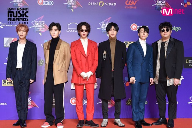 Gambar Foto Penampilan kece dan elegan Super Junior di red carpet MAMA 2017 Hong Kong.