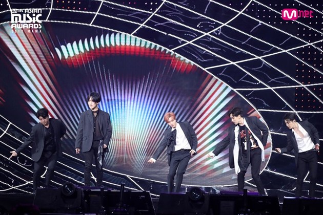 Gambar Foto Penampilan Super Junior di panggung MAMA 2017 Hong Kong.