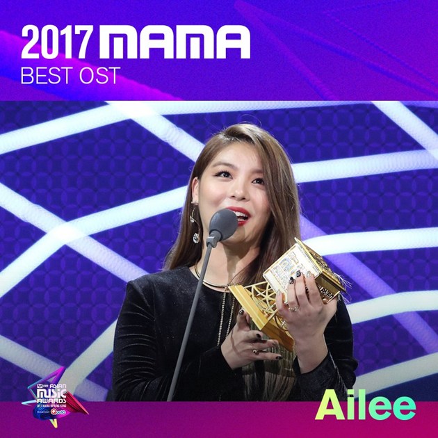 Gambar Foto Ailee meraih piala Best OST di MAMA 2017 Hong Kong.