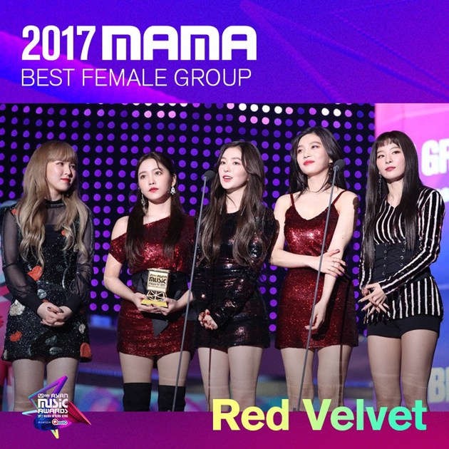 Gambar Foto Red Velvet meraih piala Best Female Group di MAMA 2017 Hong Kong.