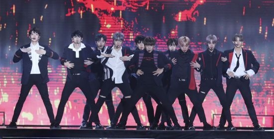 Gambar Foto Wanna One membawakan lagu 'Beautiful' disusul dengan 'Burn It Up' di MelOn Music Awards 2017