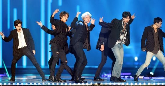 Gambar Foto EXO Saat Nyanyikan Lagu 'Ko Ko Bop' di MelOn Music Awards 2017