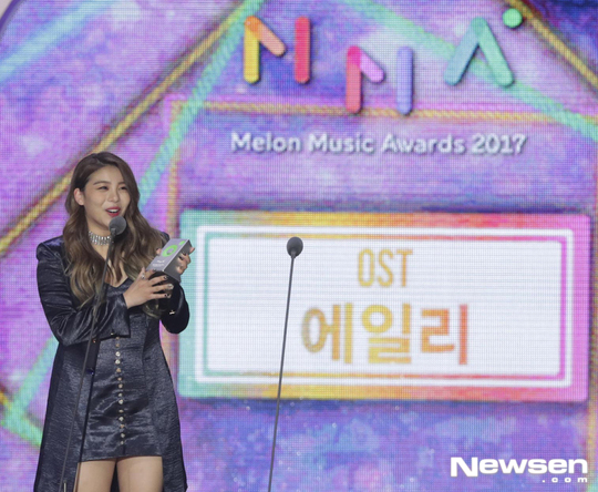 Gambar Foto Ailee Raih Piala Best OST Lewat Single 'I'll Go To You Like the First Snow'