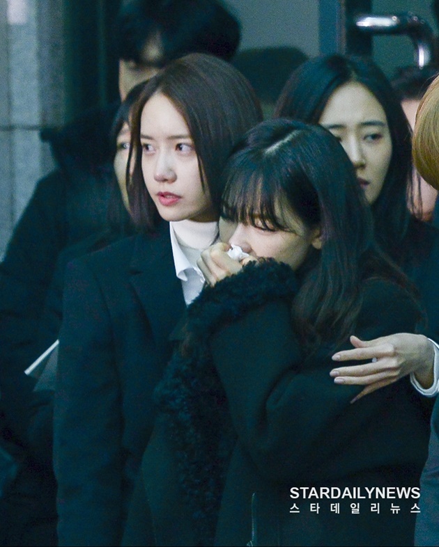 Gambar Foto Yoona merangkul Tae Yeon yang menangis tersedu-sedu saat prosesi pemakaman Jonghyun.
