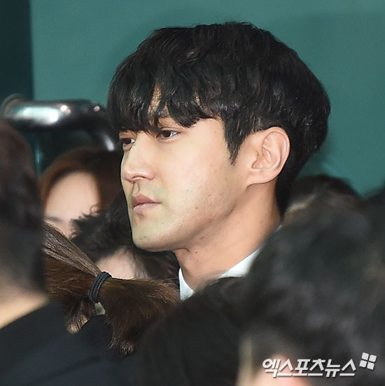 Gambar Foto Siwon terlihat sedih dan berwajah pucat saat hadir di prosesi pemakaman Jonghyun.