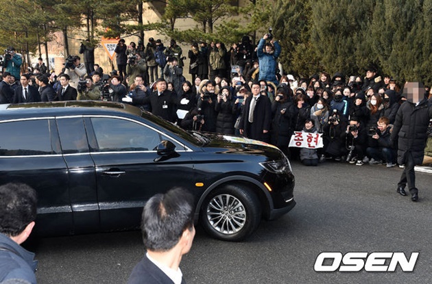 Gambar Foto Peti jenazah Jonghyun dibawa dari rumah duka menuju pemakaman.