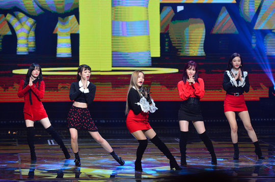 Gambar Foto Selain itu, Red Velvet juga menyanyikan lagu 'Rookie' di KBS Gayo Daechukjae 2017.
