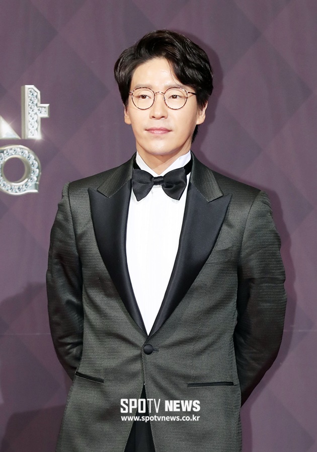 Gambar Foto Seriusnya Uhm Ki Joon di Red Carpet SBS Drama Awards 2017