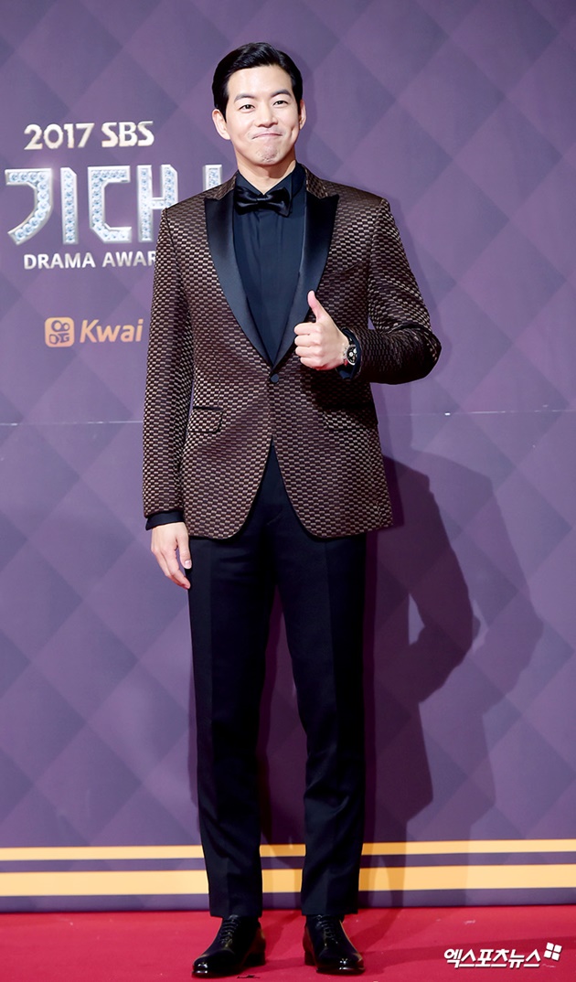 Gambar Foto Lee Sang Yoon makin ganteng di Red Carpet SBS Drama Awards 2017