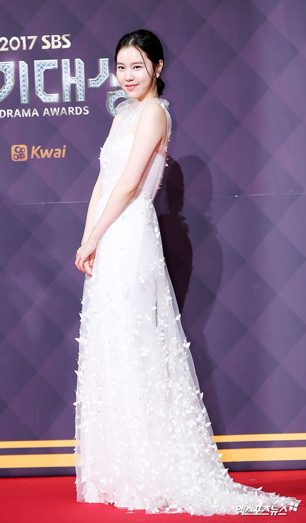 Gambar Foto Senyum manis Kim Ye Won di Red Carpet SBS Drama Awards 2017