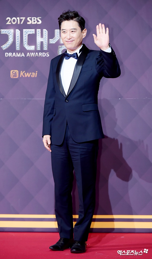 Gambar Foto Kim Won Hae tak kalah eksis di Red Carpet SBS Drama Awards 2017