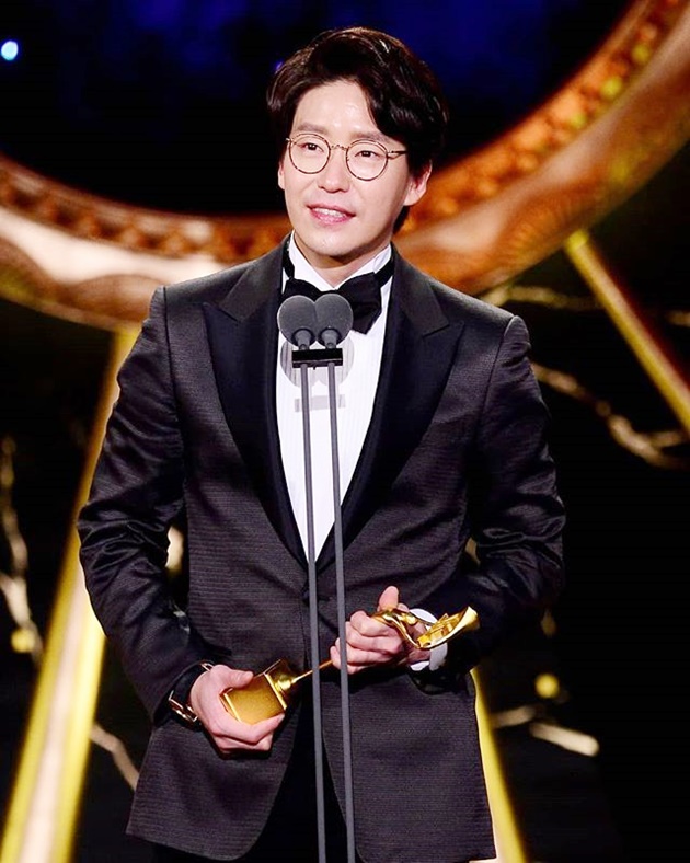 Gambar Foto Um Ki Joon memenangkan Best Character untuk peran kejamnya di SBS Drama Awards 2017