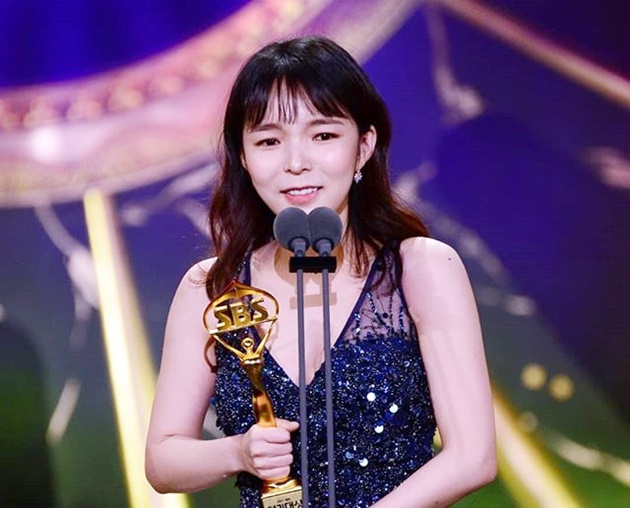 Gambar Foto Park Jin Joo memenangkan Best Supporting Actress di SBS Drama Awards 2017
