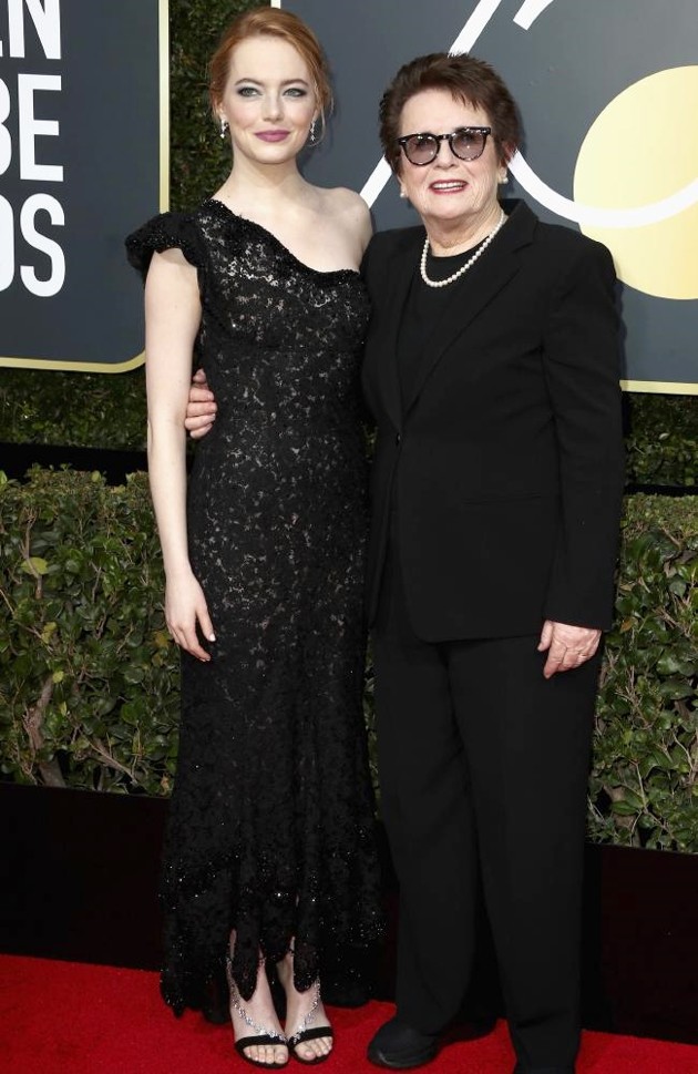 Gambar Foto Emma Stone dan Billie Jean King kompak di Red Carpet Golden Globe Awards 2018.