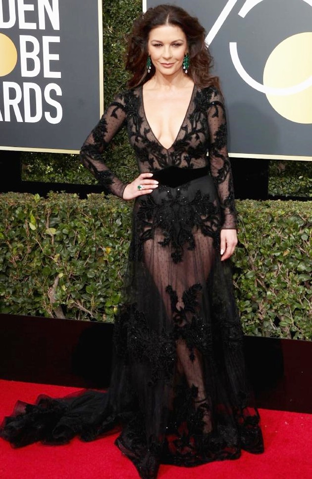 Gambar Foto Catherine Zeta-Jones di Red Carpet Golden Globe Awards 2018.