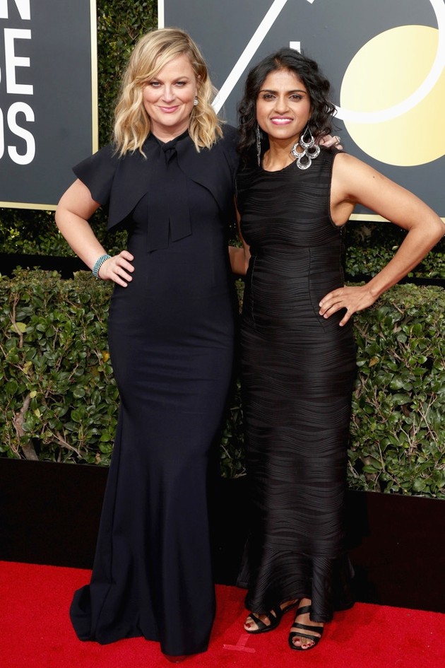 Gambar Foto Amy Poehler dan Saru Jayaraman kompak di Red Carpet Golden Globe Awards 2018.