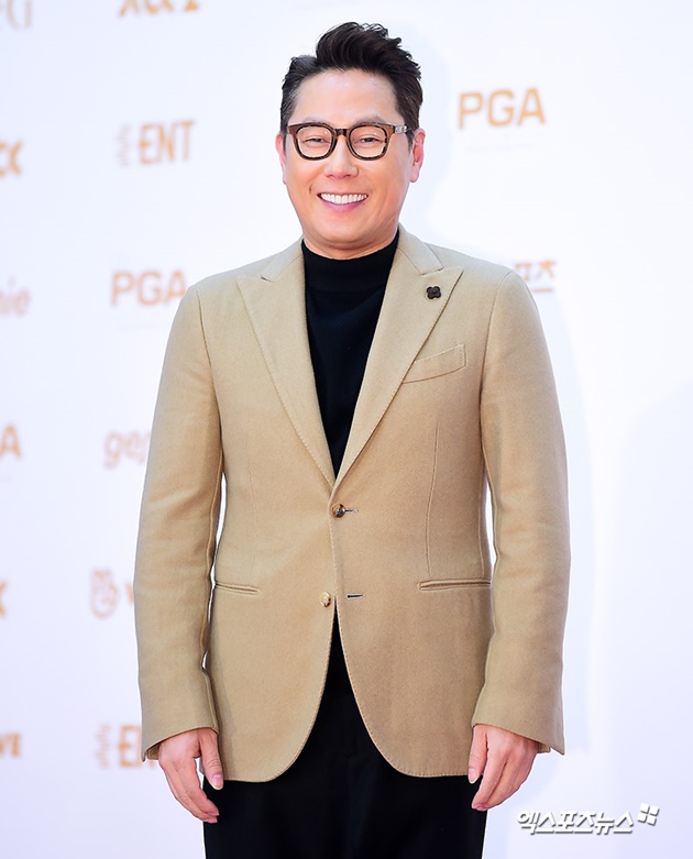 Gambar Foto Yoon Jong Shin yang tahun lalu sukses dengan single 'Like This' hadir di red carpet Golden Disc Awards 2018.